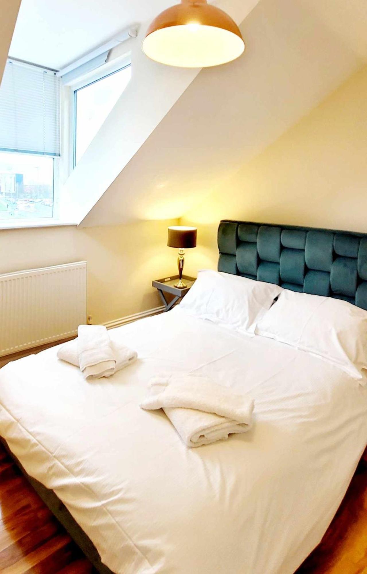 Stylish Two-Bedroom Apartment: Central & Theatre-Friendly Darlington  Exterior photo